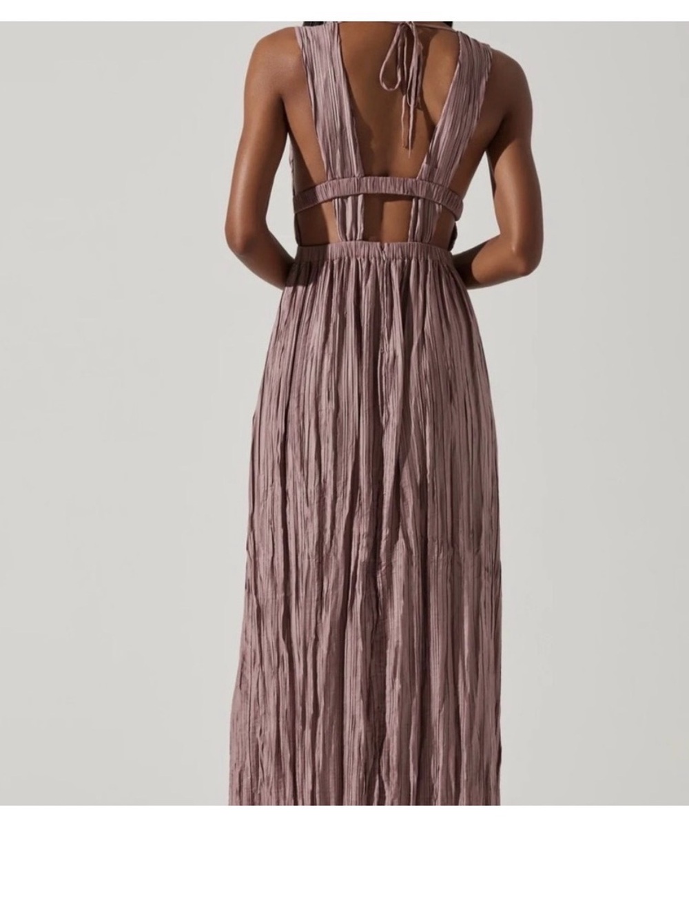 Sleeveless V-Neck Mauve Pleated Maxi Dress - Picture 2 of 3